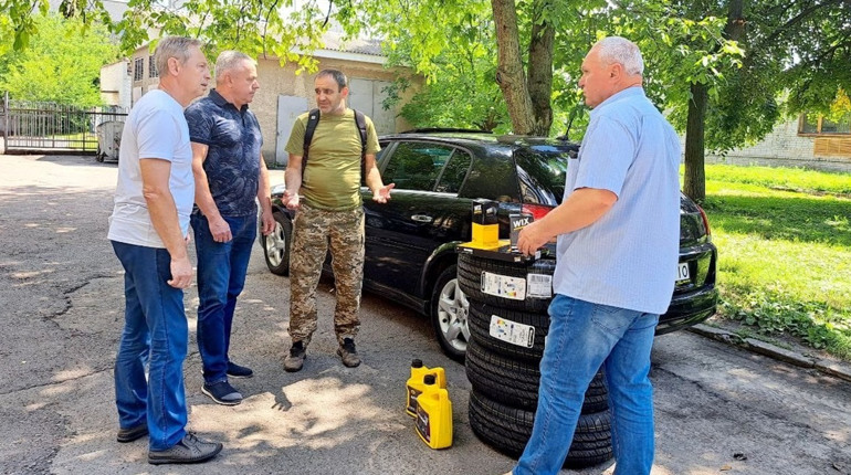 Зі Сміли військовим передали автомобільні шини, моторне масло та фільтри для позашляховика