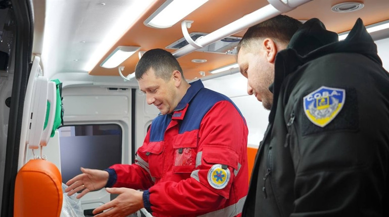Сумський центр екстреної медичної допомоги отримав авто і старлінки