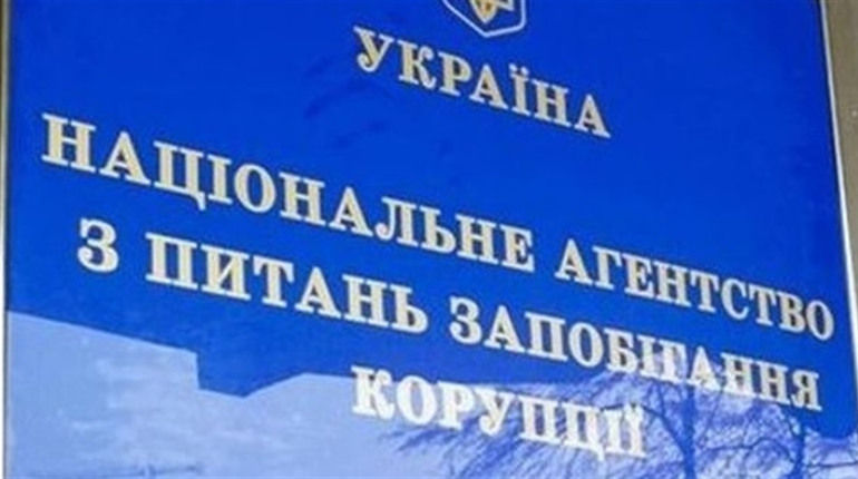 Паразитична піраміда слуг народу: система Банкової тріщить від скандалів