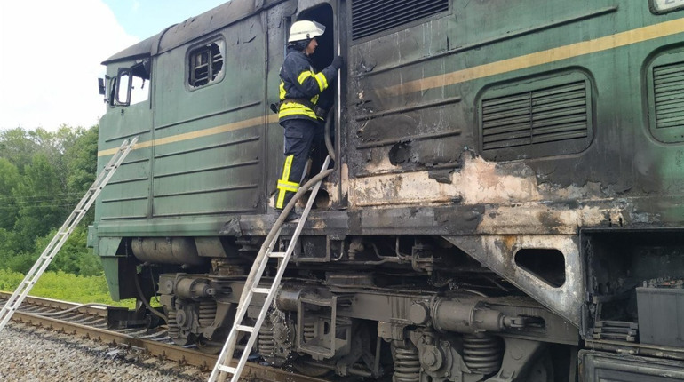 У Кривошиївці Сватівського району горів моторний відсік локомотиву товарного потягу