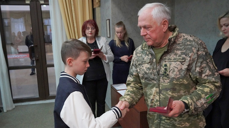 Відзнаку батька прийняв син. Рідним загиблого глухівчанина вручили його орден «За мужність»