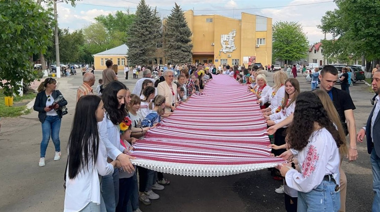 День вишиванки 2023 у Біляївці відзначили концертом та традицією розгортання 100-метрового рушника