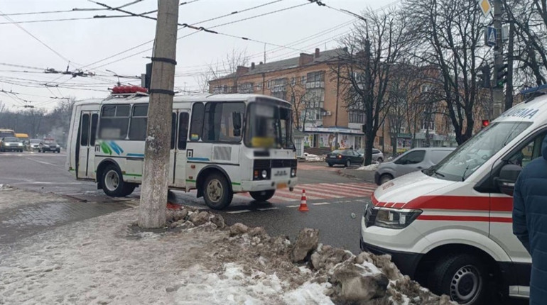 На Черкащині під колеса автобуса потрапила пенсіонерка