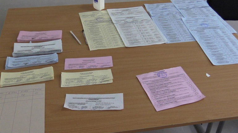 Мелитопольцу впаяют штраф за попытку вынести бюллетень за пределы участка