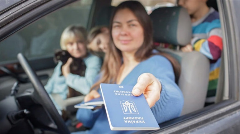 Уряд зняв обмеження на виїзд за кордон для всіх жінок