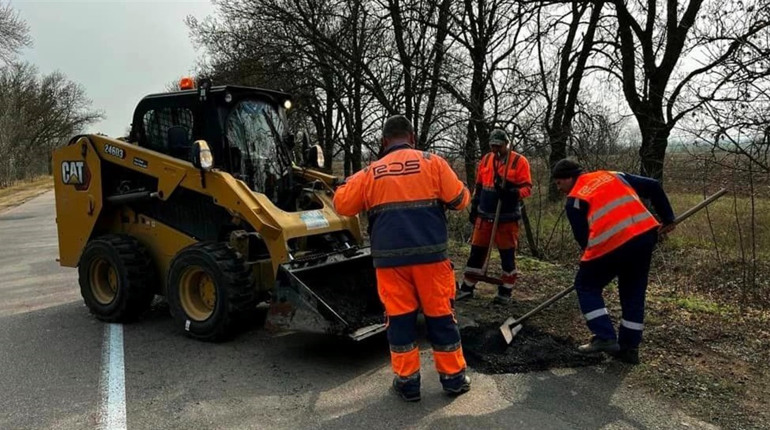 На Одещині служба автомобільних доріг ремонтує дороги. Поліція перевіряє їх сезонну готовність