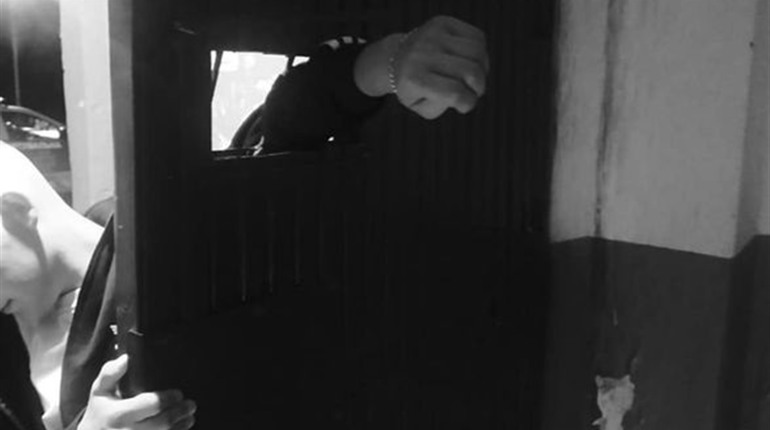 У Вараші рятувальники звільнили чоловіка, у якого рука застрягла в дверях