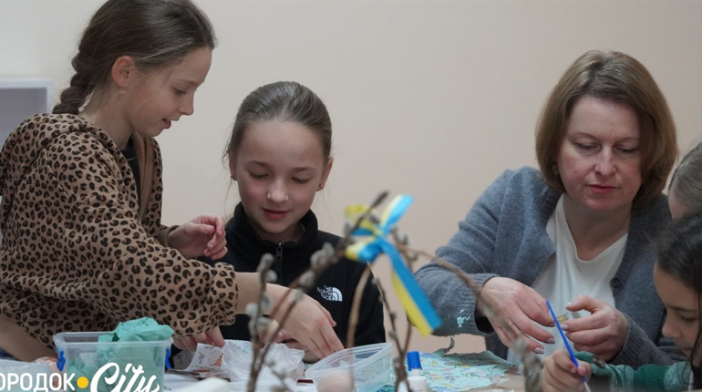 У Городку четвертокласники навчилися прикрашати великодні яйця технікою декупажу