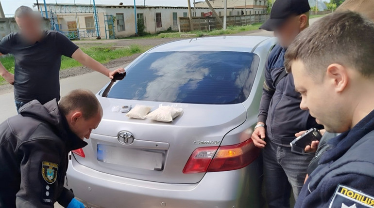 У Первомайську затримали 20-річного хлопця з понад 3 кг «солей» у коробці з кормом для тварин