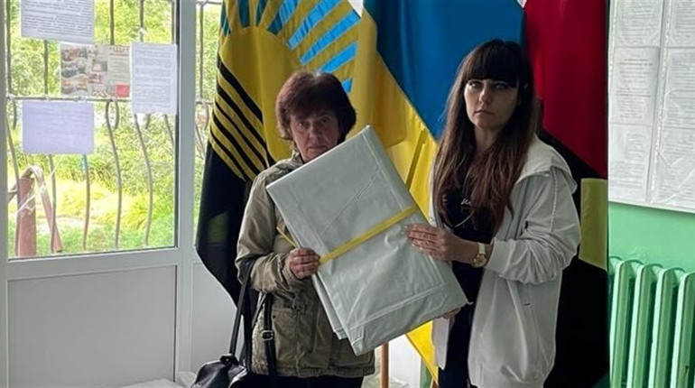 Жителям Торецької громади, чиї будинки пошкоджені обстрілами росіян, видають будівельні матеріали