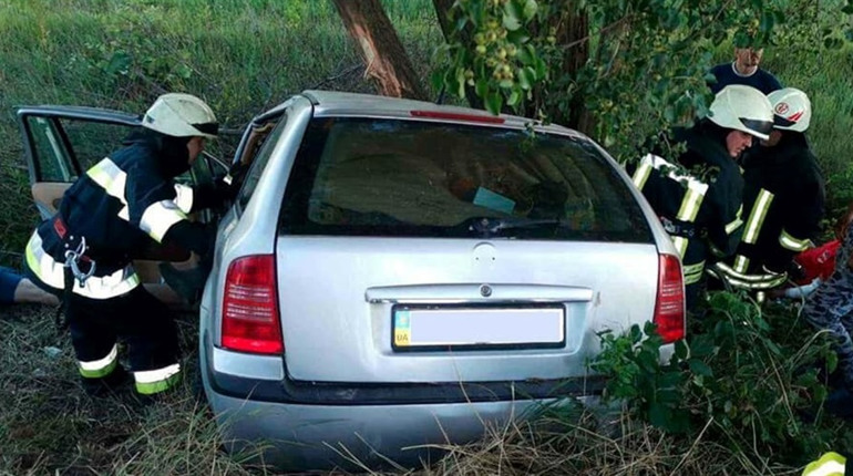 На Фастівщині сталася аварія: автомобіль в'їхав у дерево. Чотирьох дорослих і дитину госпіталізували