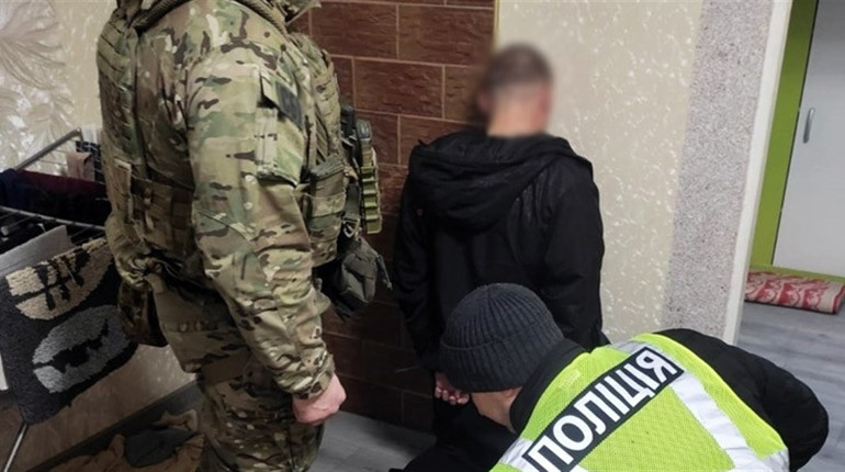 Організована злочинна група тероризувала родину військового у Звягелі: завершено розслідування