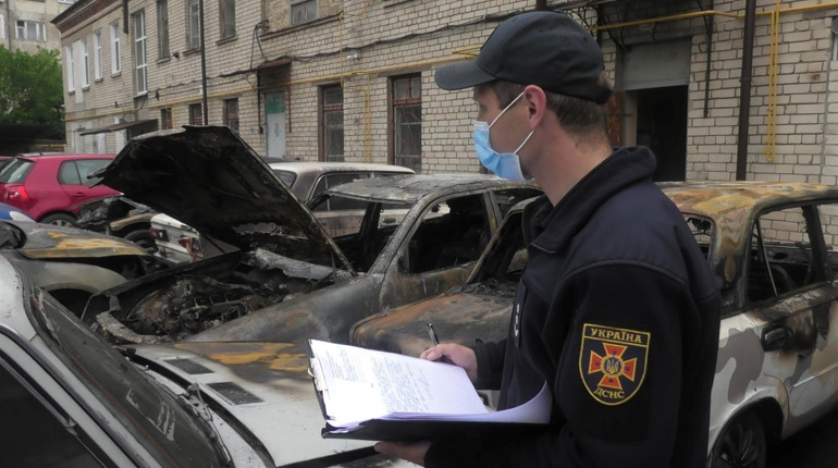 Вночі 2 червня у Херсоні горіли автівки: ДСНС попередньо вважає, що це був підпал