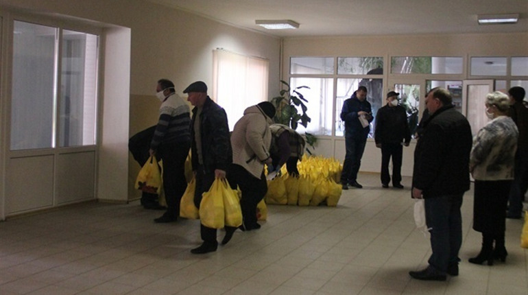 У Калинівці підготували продовольчі набори для соціально вразливих верст населення