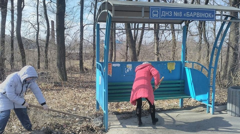 Жмеринчани активно прибирають території і кидають один одному виклик #trashtag