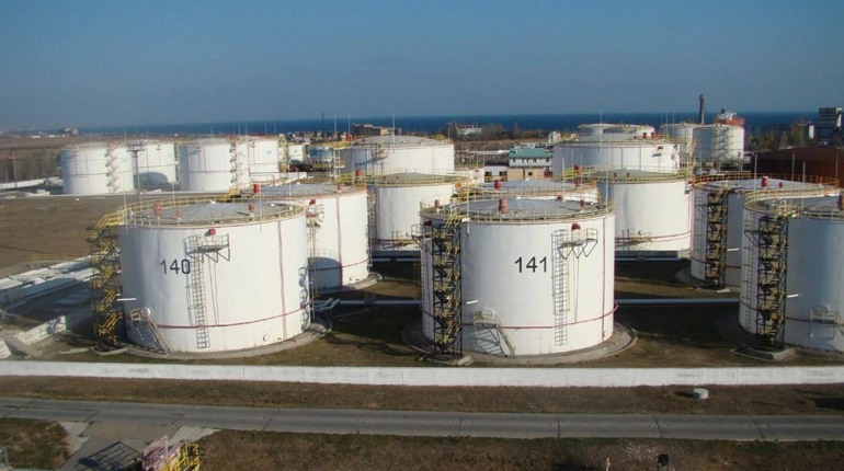 Українські військові вразили нафтобазу в Феодосії: що відомо