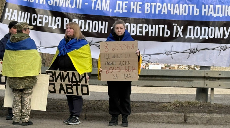 «Полон вбиває. Не мовчи»: Первомайськ знову вийшов на мирну вуличну акцію