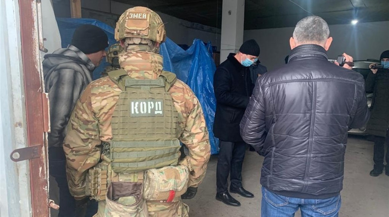 На Херсонщині викрили підпільний цех з виготовлення фальсифікованої горілки та коньяку