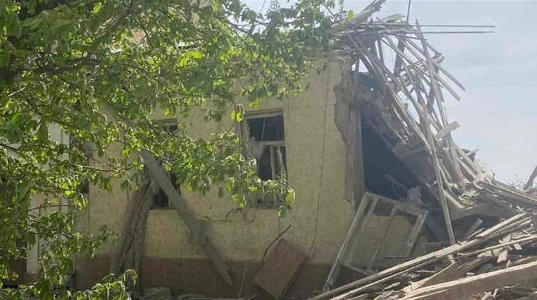 На Херсонщині через ворожі обстріли пошкоджені багатоповерхівки та приватні будинки, є поранені