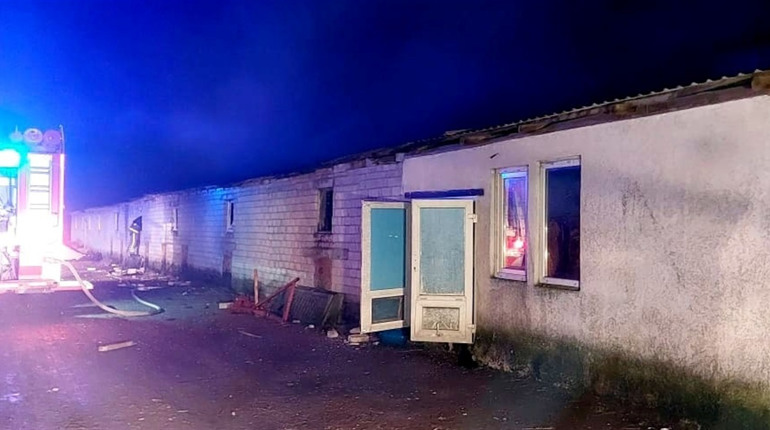 Ліквідовуючи пожежу на фермі рятувальники потрапили під повторний ворожий удар