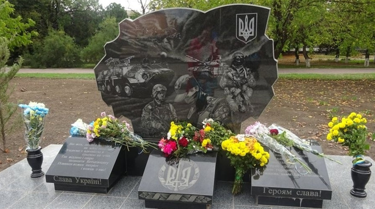 В окупованих Нижніх Сірогозах сьогодні знесли пам’ятник учасникам АТО