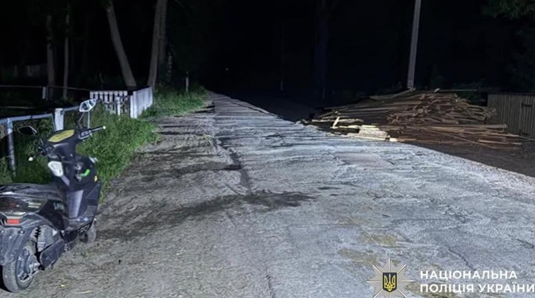 На Звягельщині 20-річний водій електроскутера не впорався з керуванням, впав та тяжко травмувався