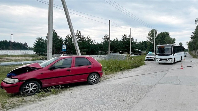 У Нетішині на вулиці Промисловій зіткнулися легковик та автобус: є травмовані