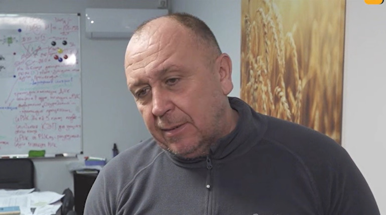 Віджимав техніку, землі та врожай місцевих. Як працюють фермери-зрадники у Генічеському районі