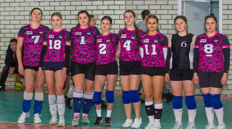 Глухівські волейболістки змагаються за першість у турнірі «Коропські сніжинки»: попереду ще фінал