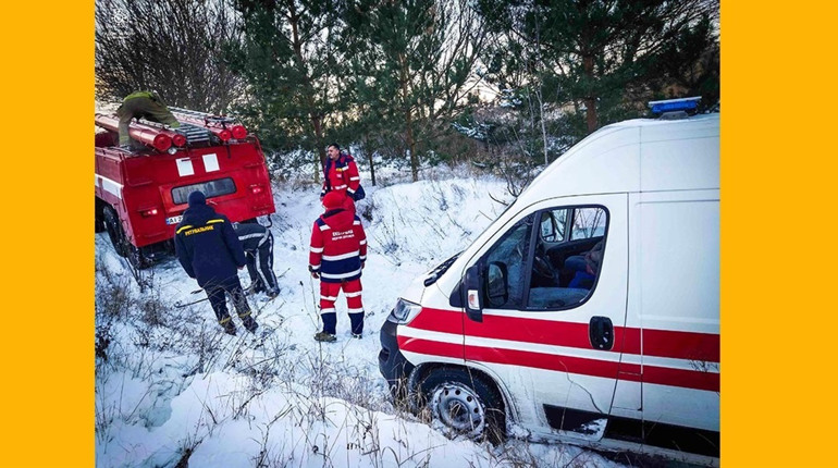 Ржищівські рятувальники допомогли медикам вибратися із снігової пастки