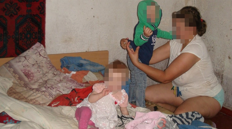 Трьох первомайських малят відправили до обласного будинку дитини: щоб врятувати