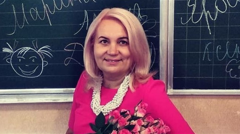 Глухівська вчителька з учнями майструє рятівні обереги для воїнів. Її амулет є навіть у Залужного