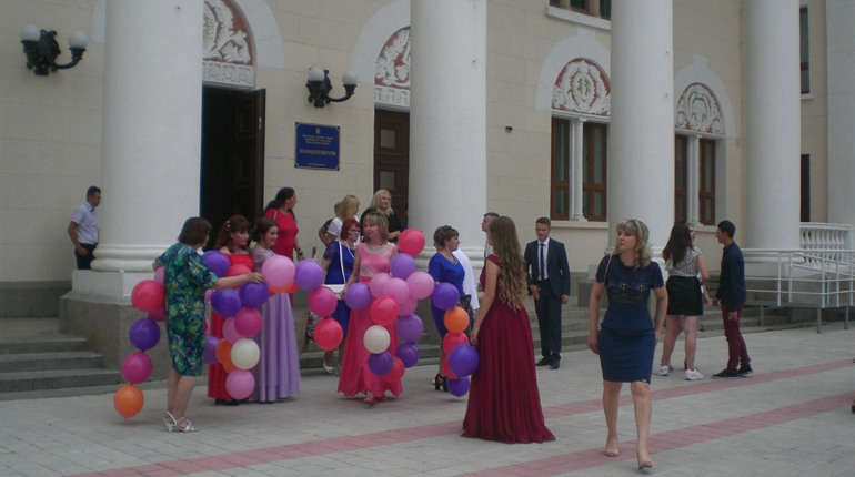 Медалісти Нової Каховки отримали премії від міського голови (фото)
