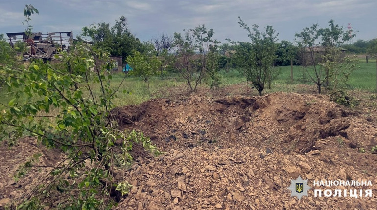 На Херсонщині російські терористи поцілили у житлові будинки, вежу мобільного зв’язку та магазин