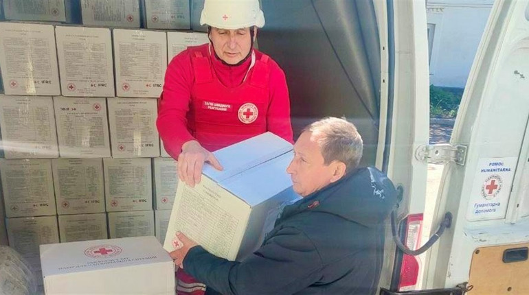 Жителі села на Глухівщині, що за два кілометри від кордону з рф, отримали гуманітарну допомогу