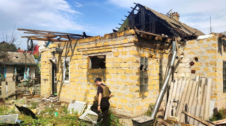 Ворожі обстріли на Херсонщині: пошкоджено лікарню, сільгосппідприємство, житлові будинки