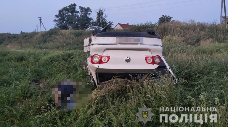 В Примпосаде легковушка съехала в кювет: полиция выясняет, кто из пострадавших управлял машиной 