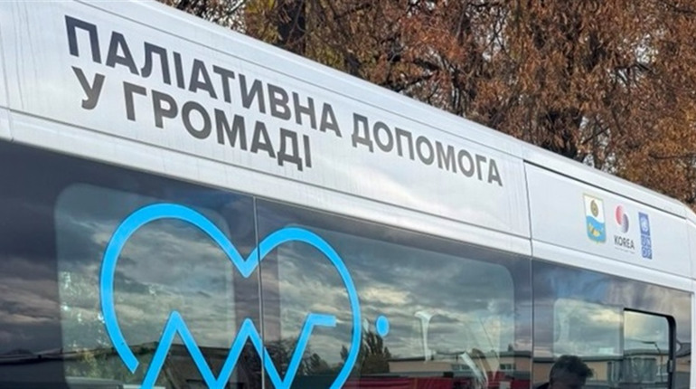 Шосткинська лікарня отримала спецтранспорт із підйомником від ООН