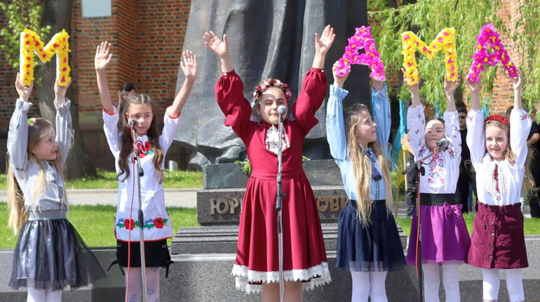 Війна, картини й материнство: у Дрогобичі в один день провели День матері та Дрогобицький вернісаж
