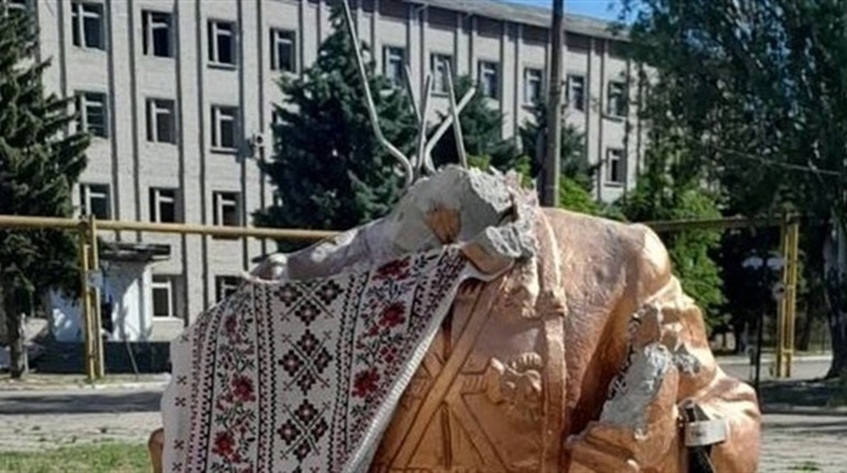 Російські окупанти пошкодили відомий пам’ятник Нестора Махна у Гуляйполі