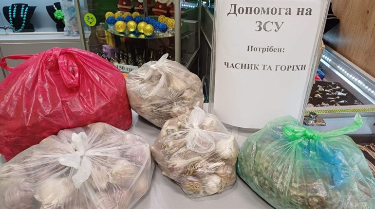 Потрібні горіхи та часник. Городоччани збирають для воїнів чергову передачу