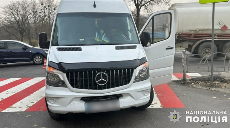 На жителя Кіцманя на пішохідному переході в Чернівцях наїхав мікроавтобус