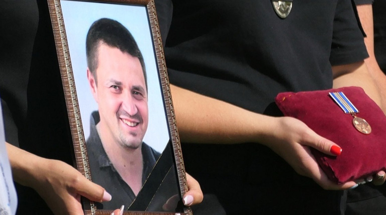 «Ми втратили брата»: як у Ямполі прощалися з поліцейським Русланом Фараоновим, якого вбила росія