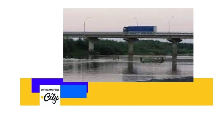 Біля мосту в Сарнах на річці Случ організують "вікна" для проїзду легковиків через переправу