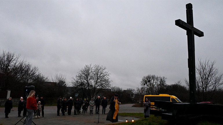 В Кагарлику вшанували жертв голодоморів хвилиною мовчання та молебнем біля пам’ятного знаку