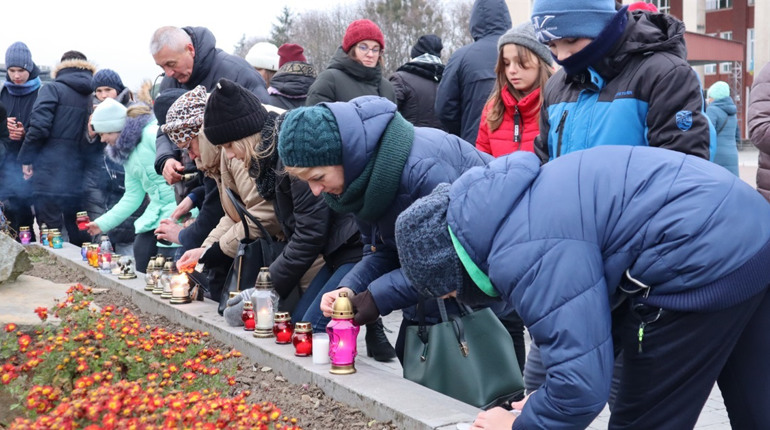 27 листопада українці вшановуватимуть пам'ять жертв Голодомору. Панахиду відправлять на площі