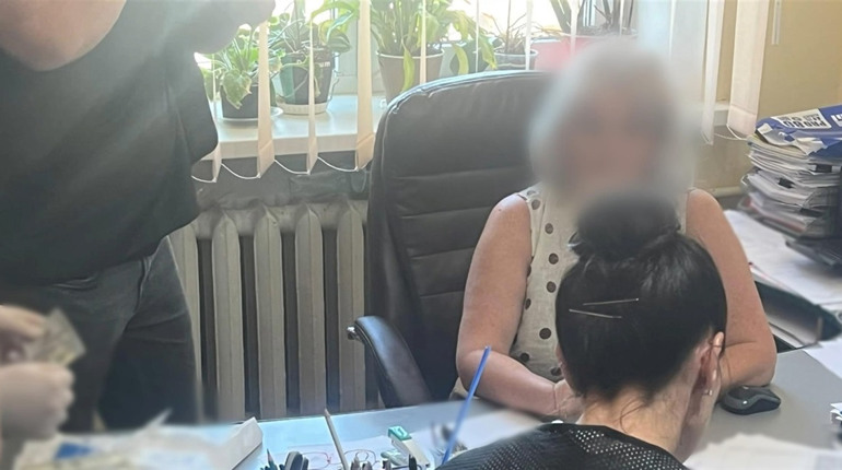 У Білгороді-Дністровському депутатці міськради повідомили про підозру в хабарництві