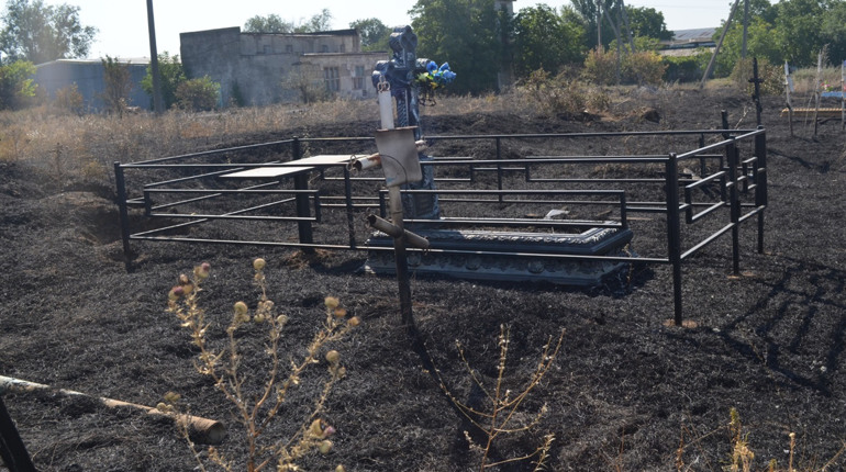 Біля біляївського кладовища за добу сталося дві пожежі: вогонь встиг понівечити деякі могили 