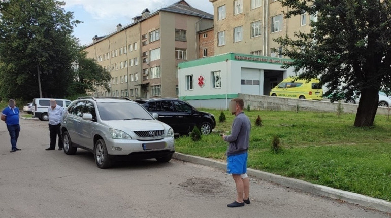 ДТП з 5 автівками у Дрогобичі: водій в’їхав у припарковані біля лікарні машини