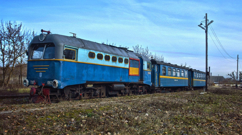 Працівники Антонівського депо ремонтують тепловоз ТУ-062, який має працювати на лінії